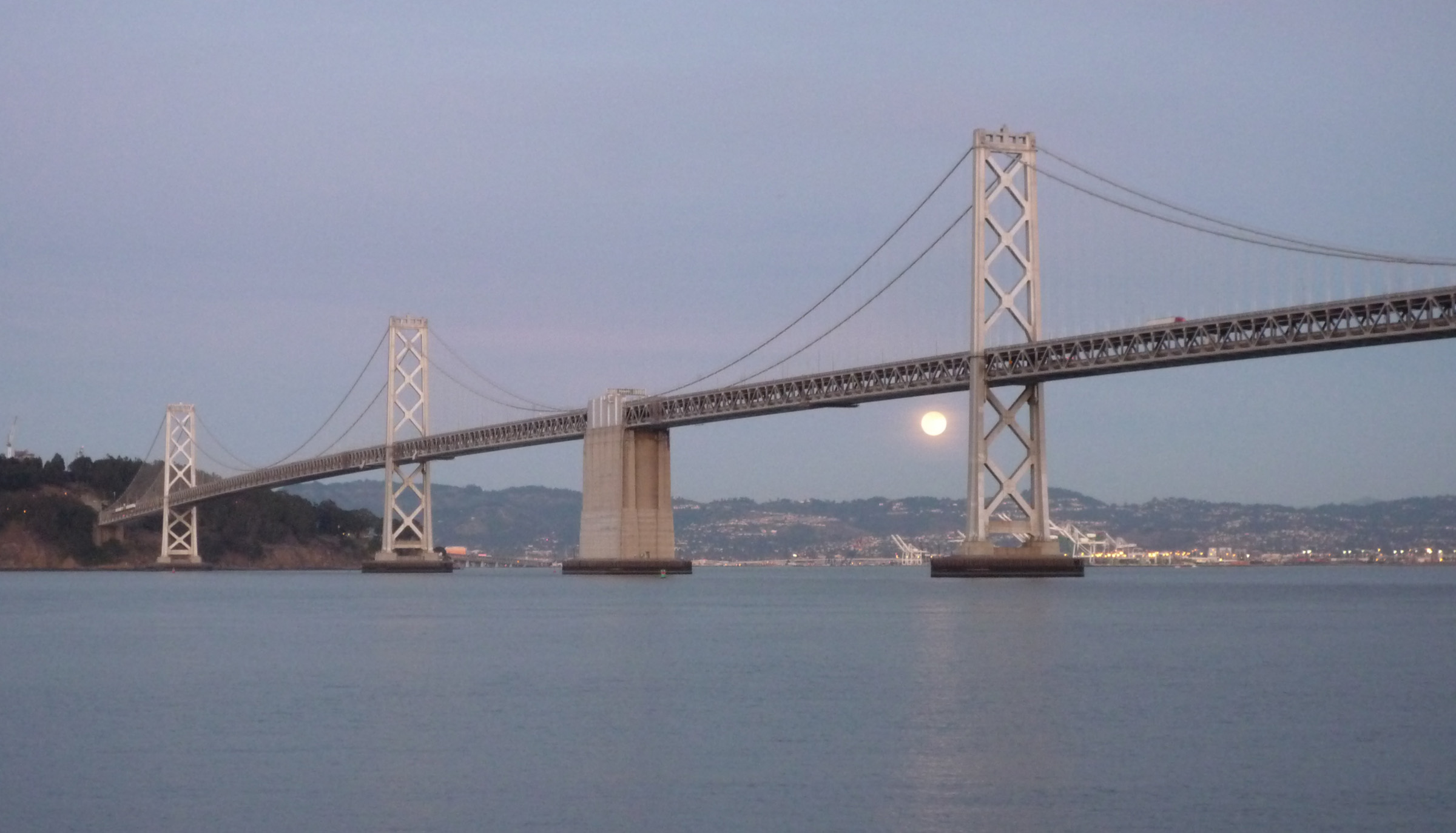 月とベイブリッジ